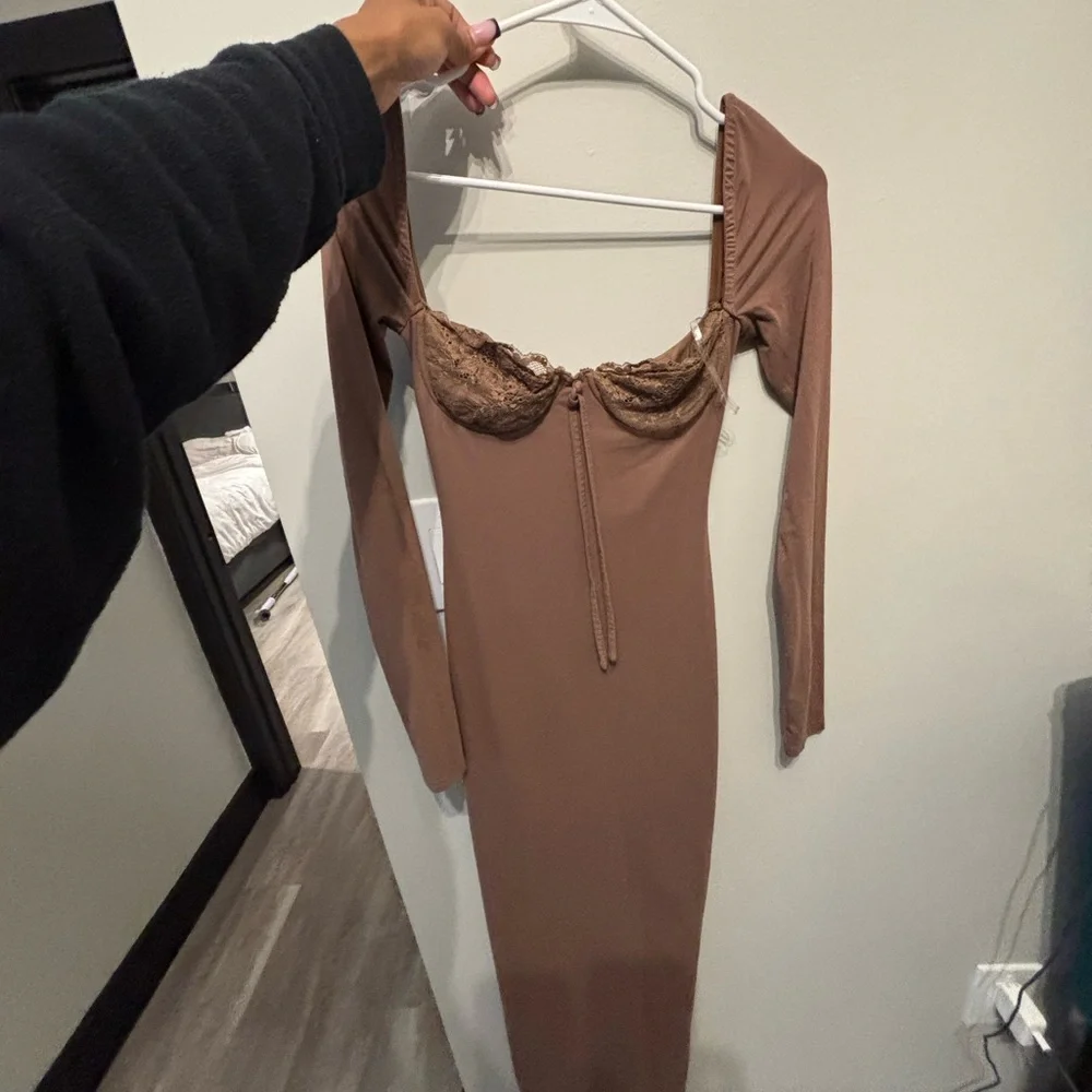 DIONNE MAXI DRESS TAUPE - Picture 2 of 5